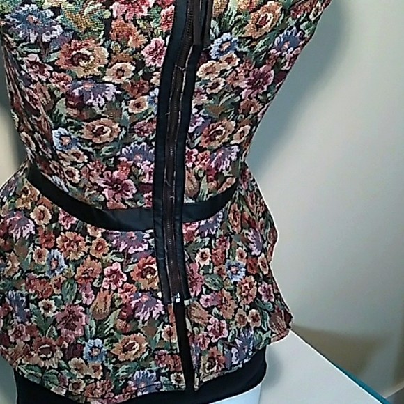 FLORAL TAPESTRY SLEEVELESS TOP BCBGeneration - Picture 4 of 10